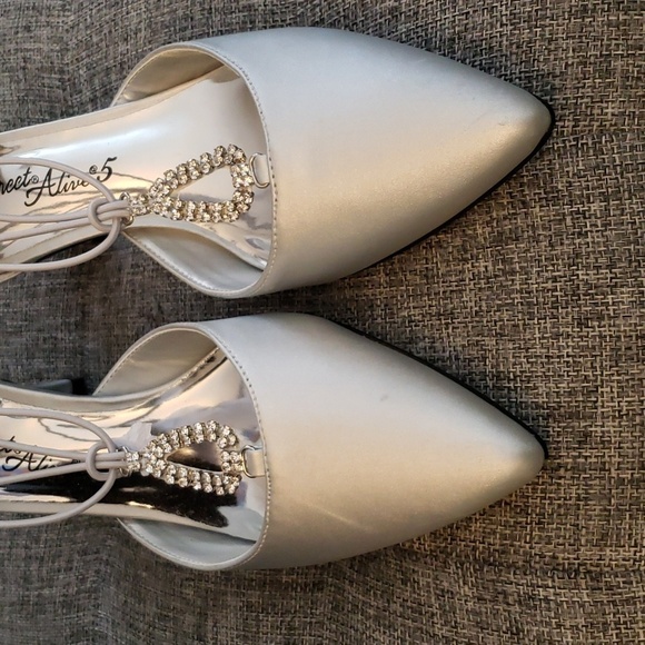 Easy Street Silver Satin Moonlight Dress Pump Size 6 Extra Wide - Picture 4 of 9